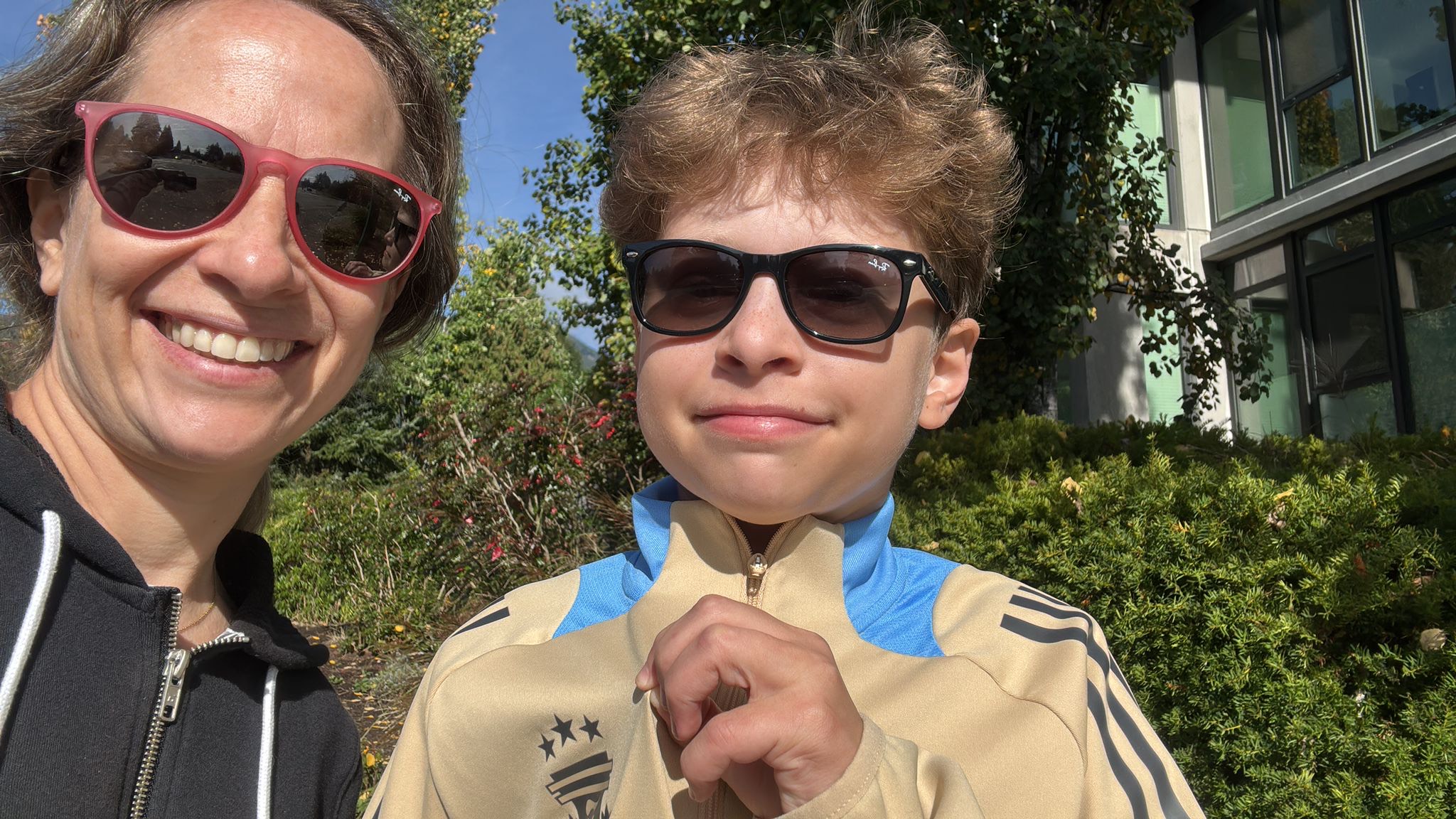 L’histoire d’une mère atteinte de lupus capturée sur une photo de Carolina Tekiel et de son fils Luca par une journée ensoleillée