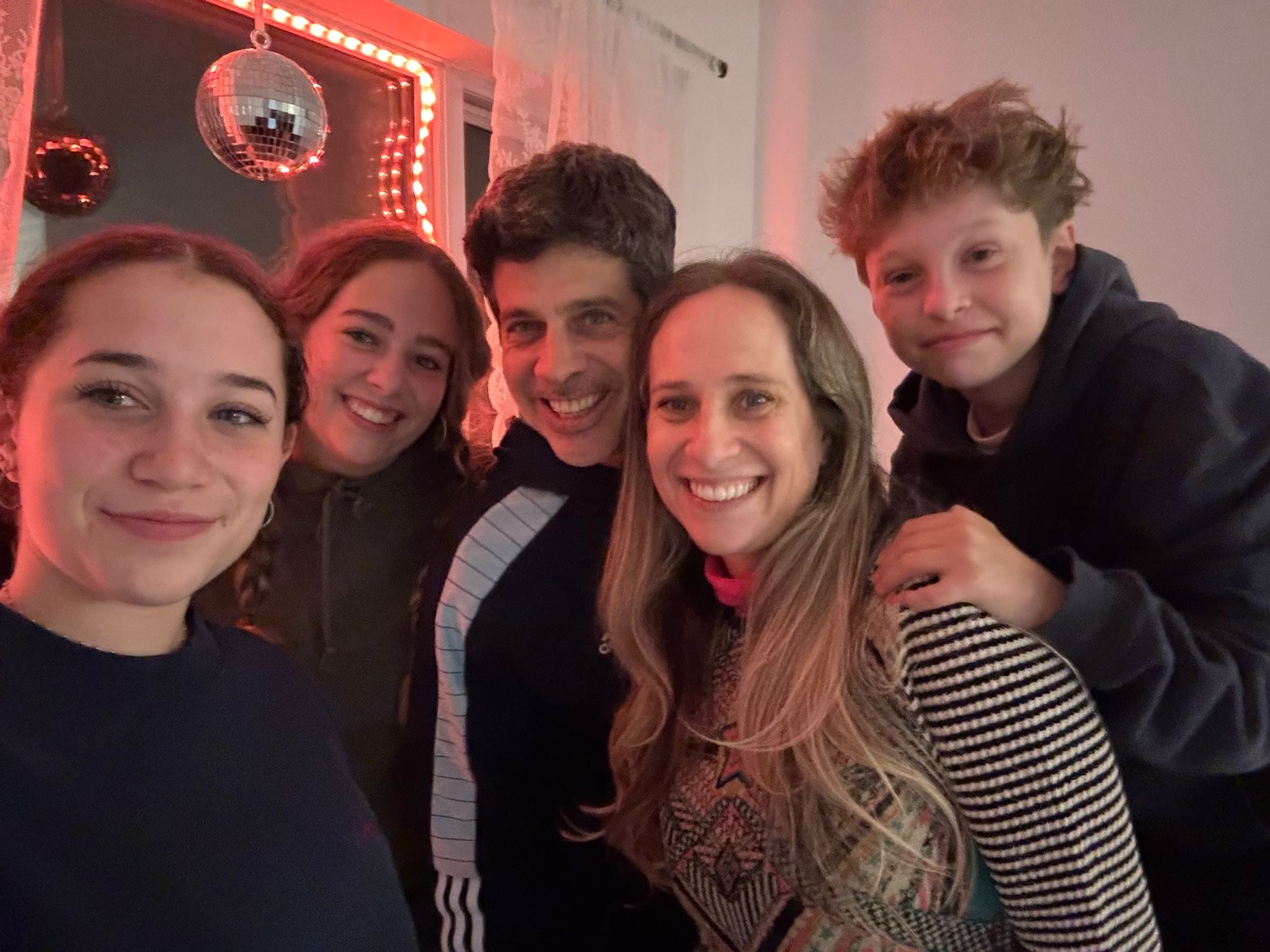 Une photo de famille de Carolina Tekiel, de son mari Roger, de leurs filles et de leur fils Luca, qui a été diagnostiqué avec le lupus à l’âge de 15 ans.