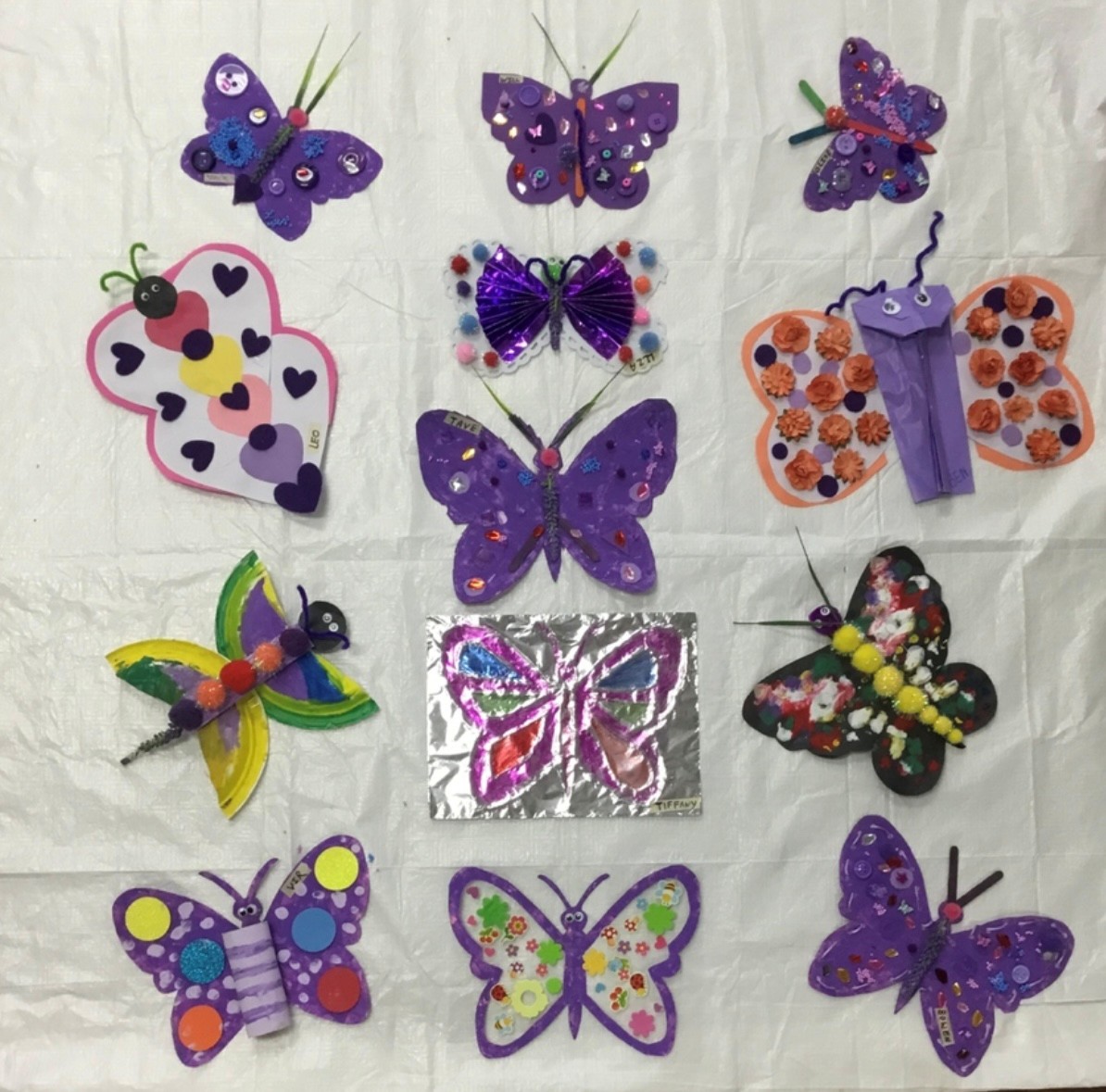 Des élèves tiennent des papillons violets pour sensibiliser le public au lupus dans le cadre de la campagne 10 façons de donner de Lupus Canada.