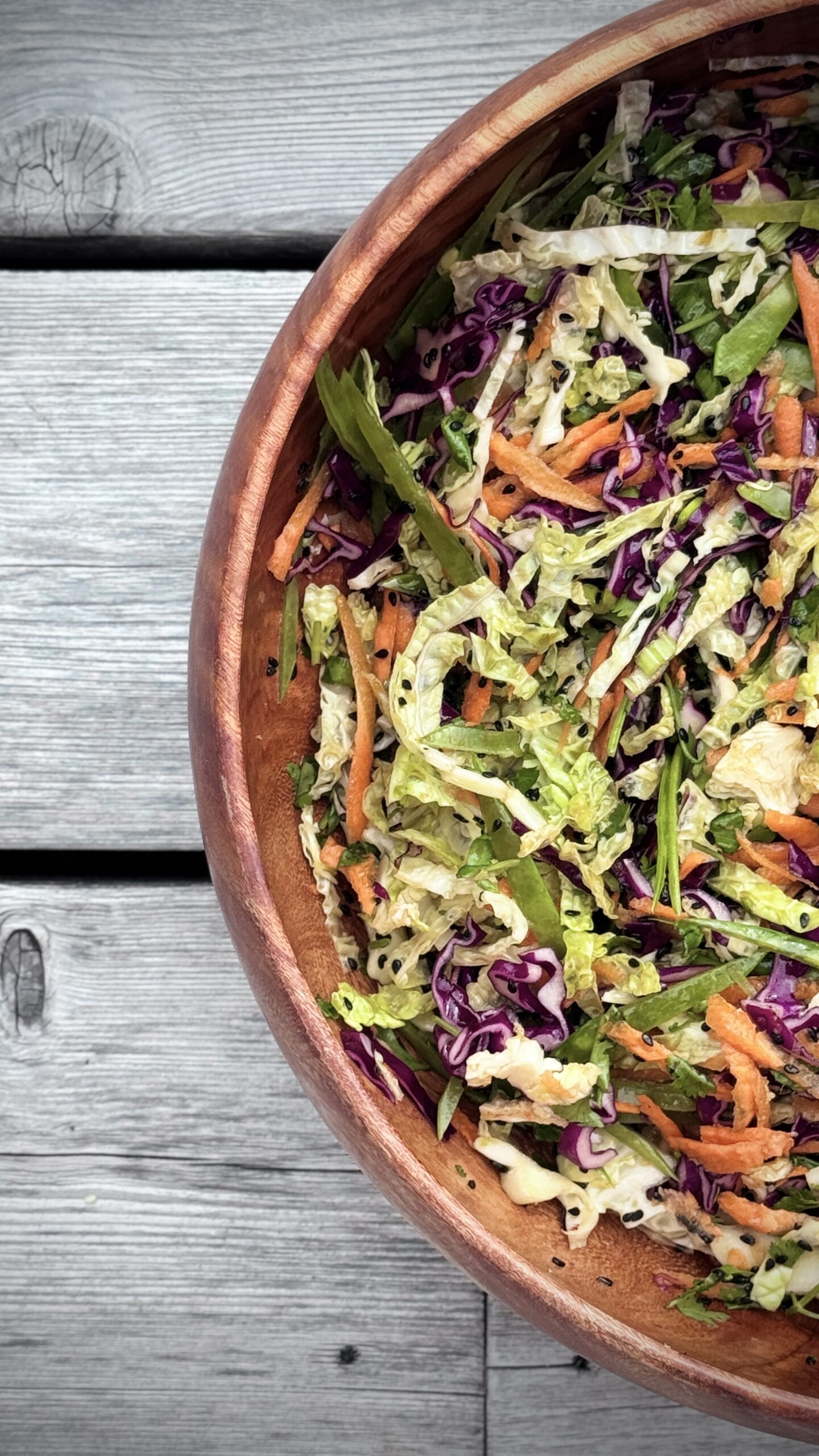 Salade de chou asiatique croquante avec vinaigrette gingembre-sésame dans un bol en bois – recette anti-inflammatoire