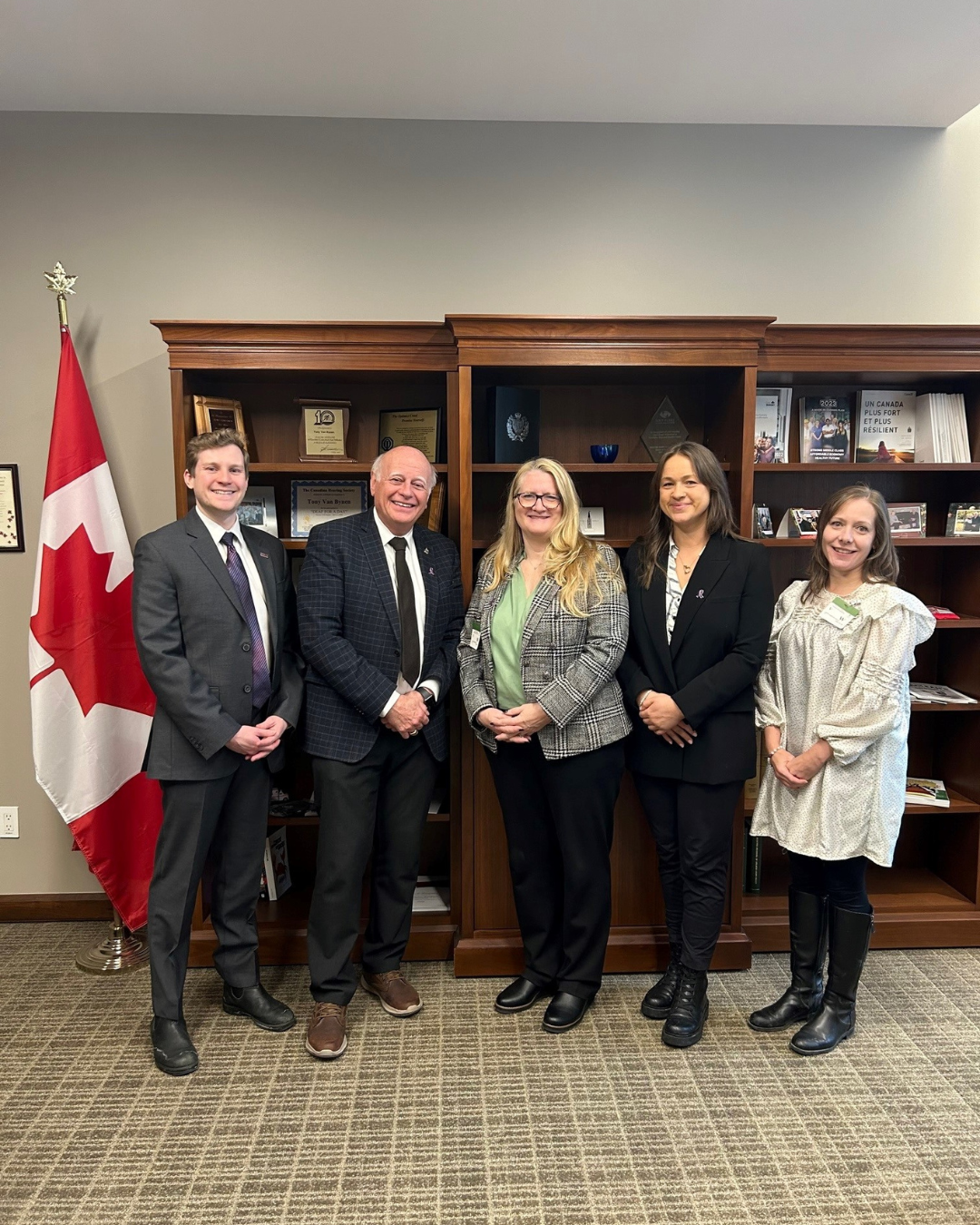 Des représentants de Lupus Canada rencontrent un député à Ottawa pour démontrer la défense des droits en action dans le cadre de 10 façons de donner.