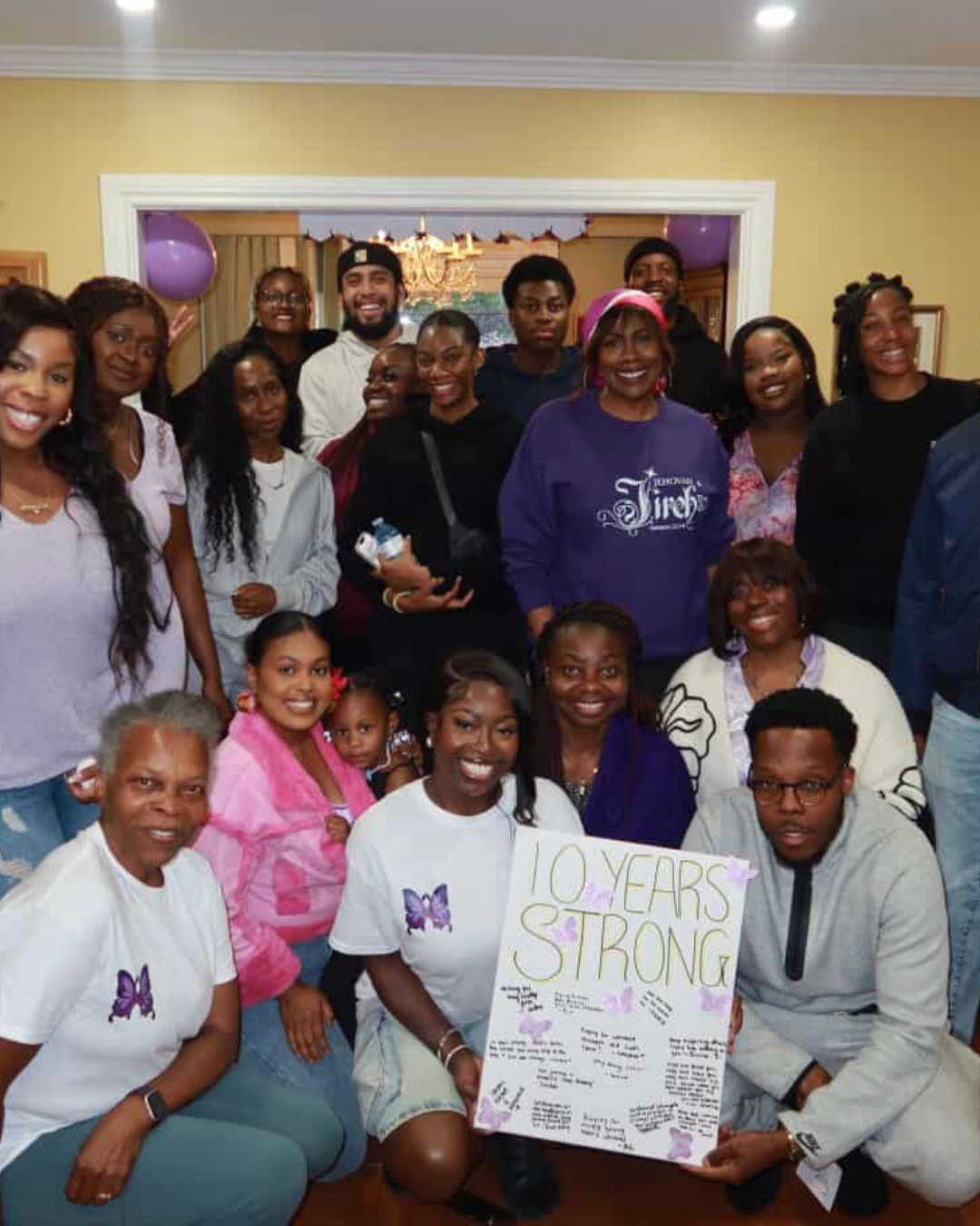 Les membres de la communauté portent du violet et célèbrent 10 ans de sensibilisation au lupus, montrant leur unité et redonnant à travers 10 façons de donner.