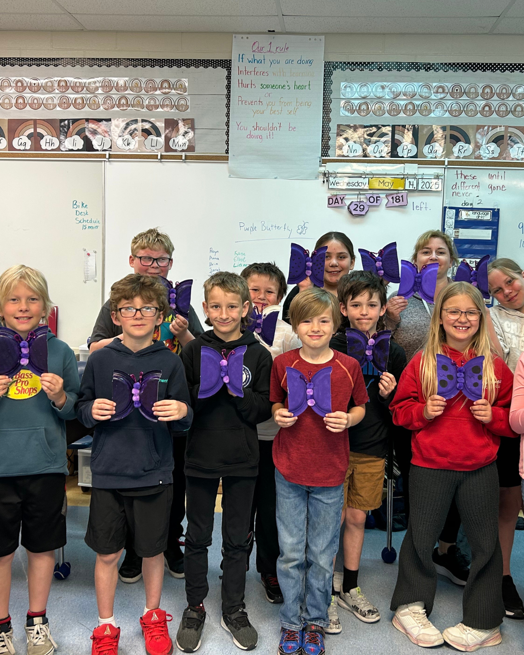 Des élèves tiennent des papillons violets pour sensibiliser le public au lupus dans le cadre de la campagne 10 façons de donner de Lupus Canada.