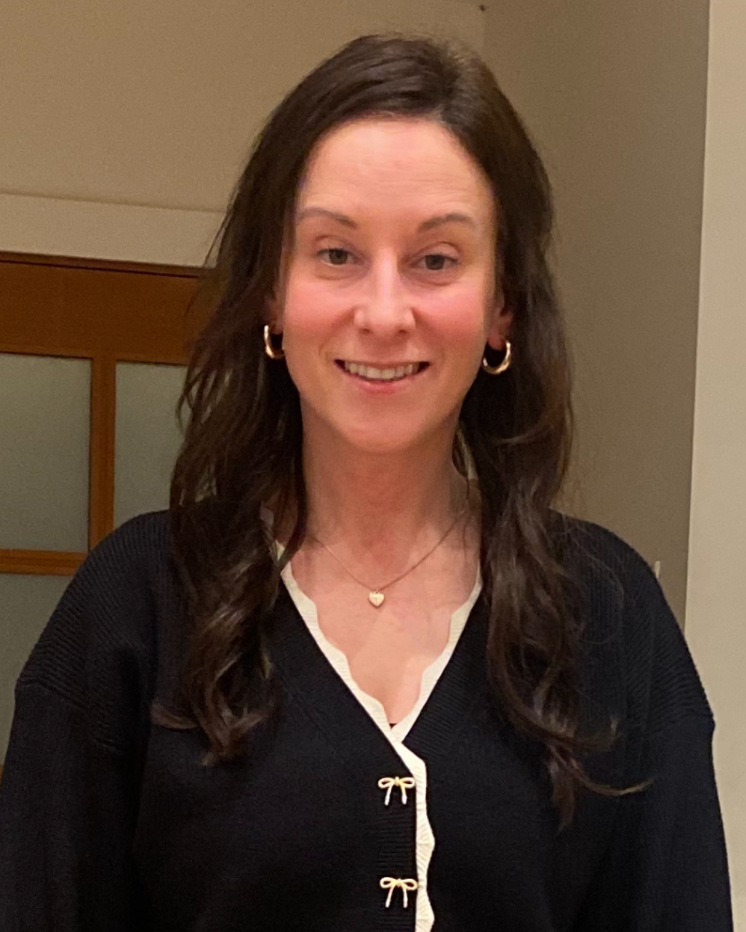 Portrait de Michelle O. souriante à l’intérieur, partageant son parcours de vie avec le lupus et l’importance de l’auto-défense.