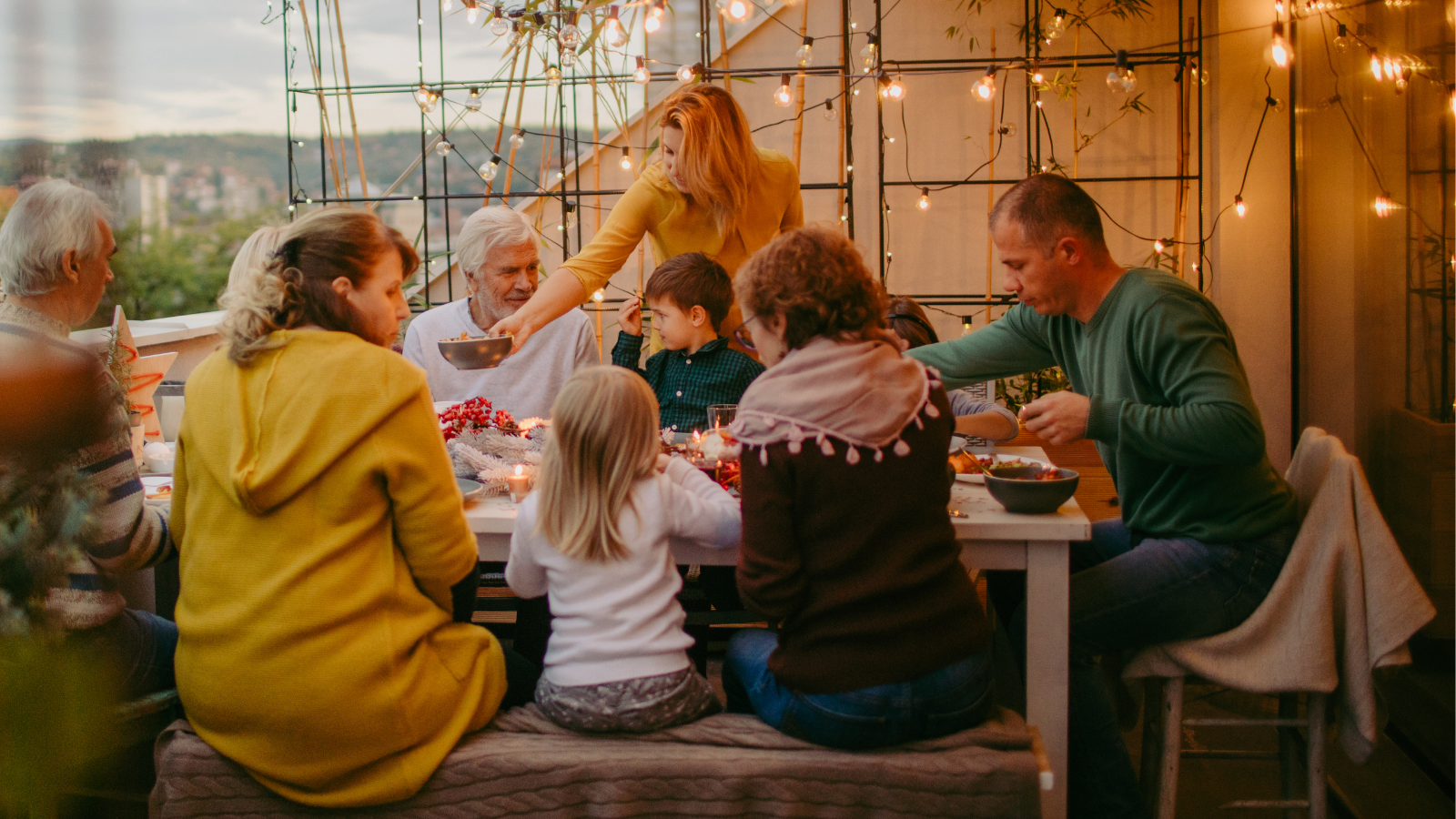 Une famille multigénérationnelle partageant un repas en plein air, représentant l’importance de protéger ses proches par des soins préventifs tels que le vaccin contre le zona soutient le suivi.
