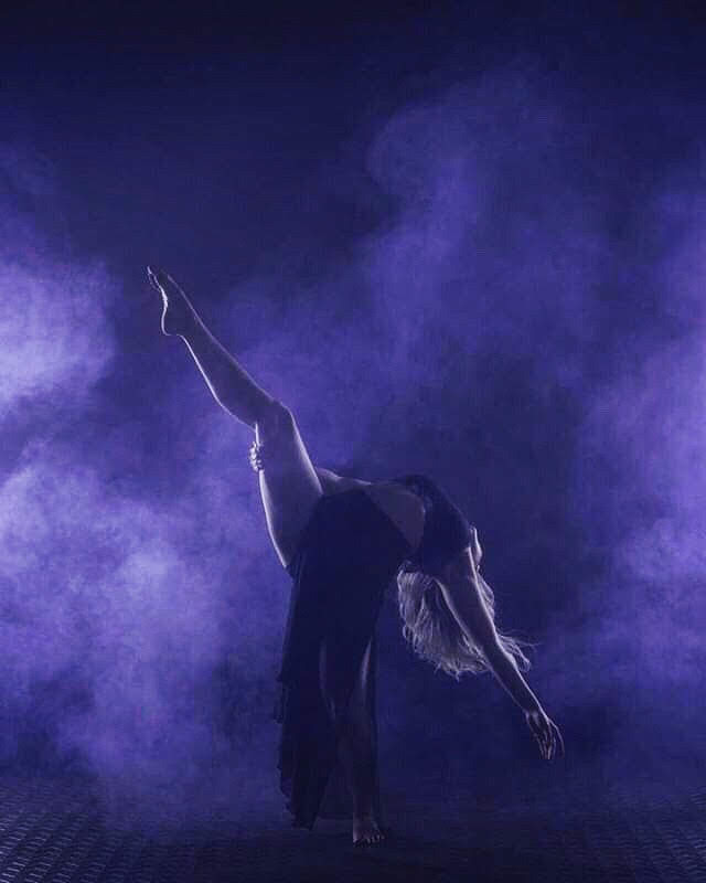 Samantha S. dansant en costume violet, représentant son parcours de vie avec le lupus