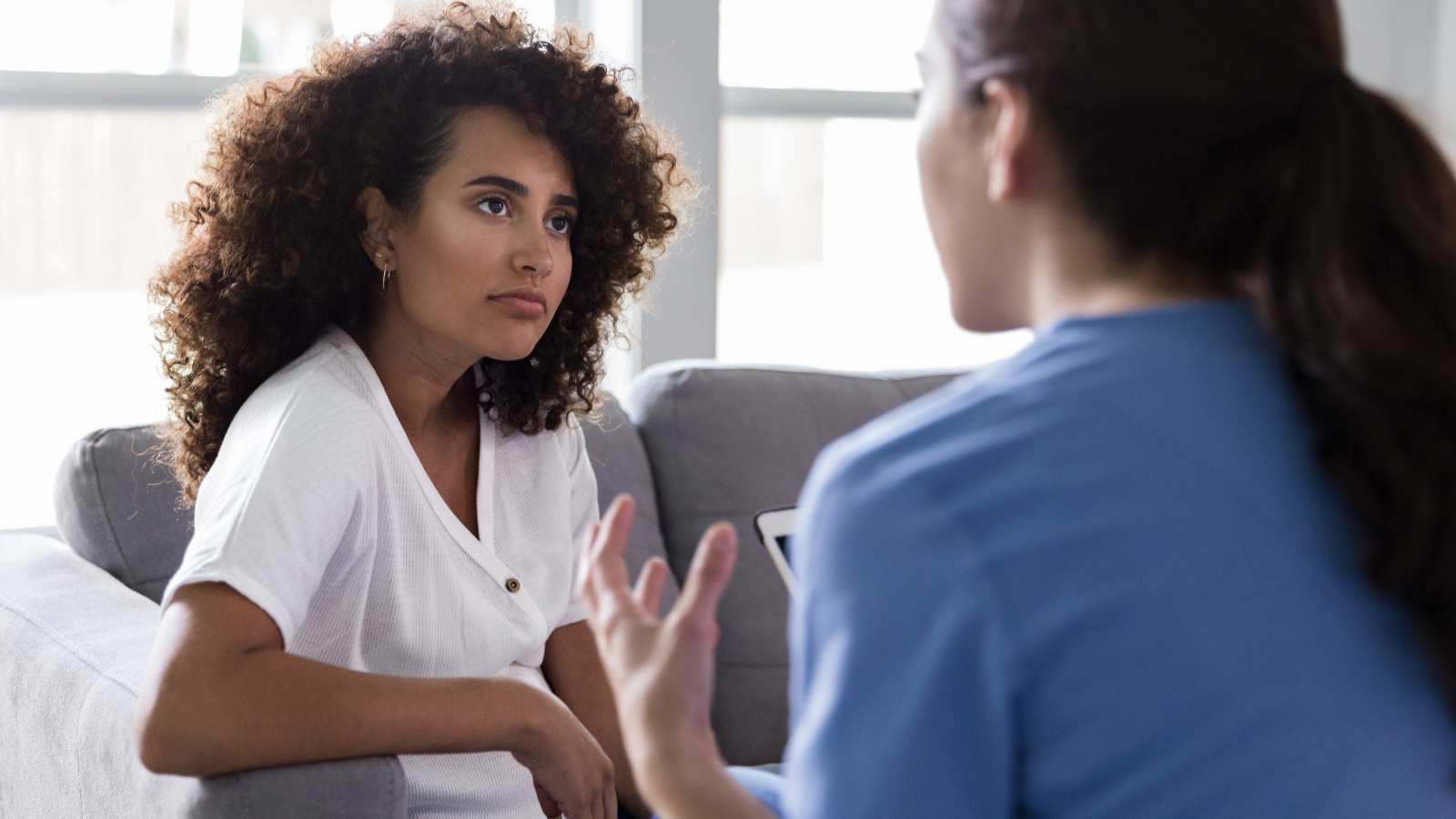 Patient discutant du dépistage OCT par surveillance par hydroxychloroquine avec le fournisseur de soins de santé