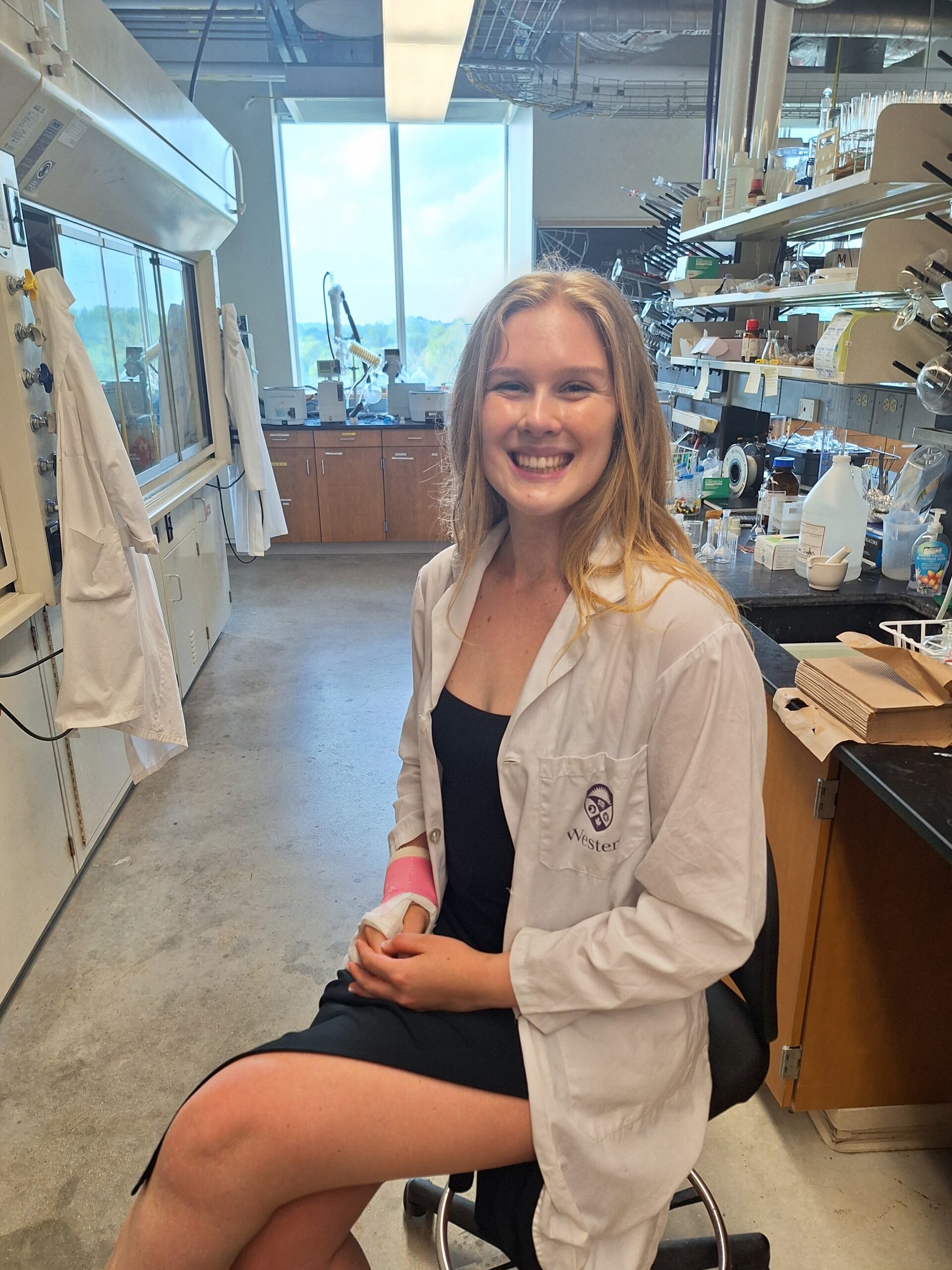 Micah T travaillant en recherche en laboratoire tout en vivant avec le lupus