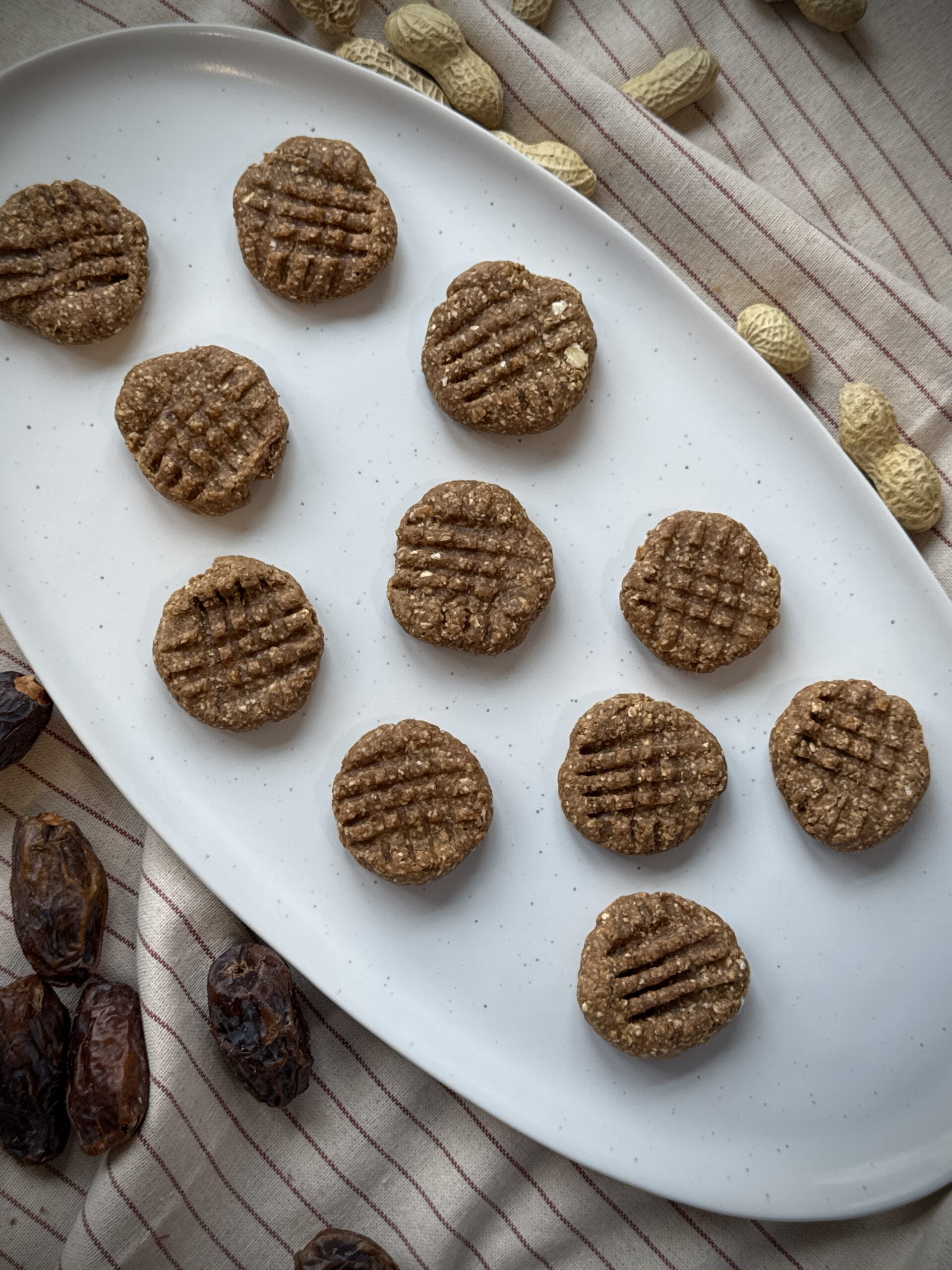 Des biscuits aux dattes moelleux et moelleux à 3 ingrédients, faits avec de l’avoine, des dattes Medjool et du beurre de cacahuète naturel