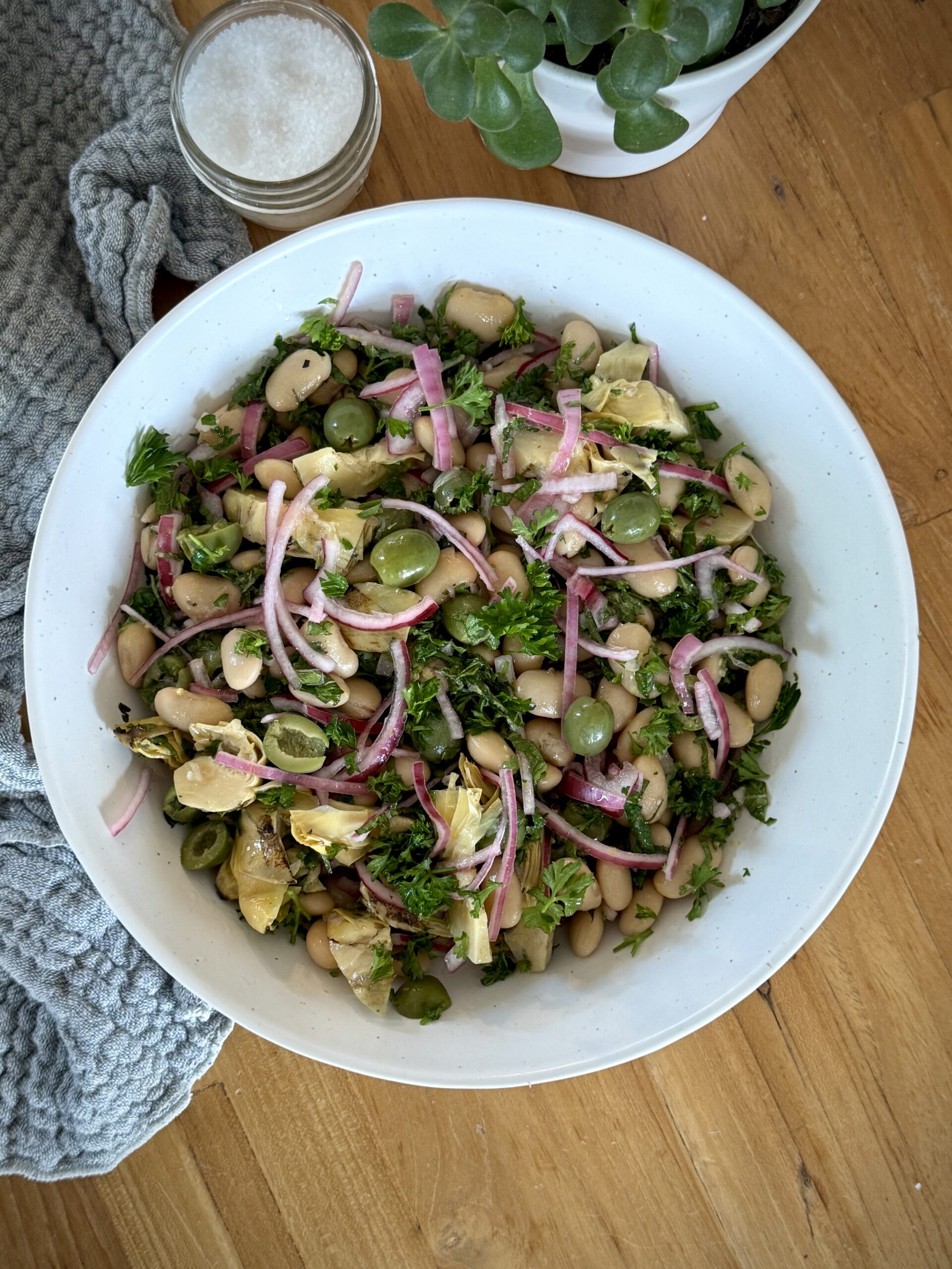 Recette de salade de haricots beurre avec olives, artichauts, herbes fraîches et vinaigrette au citron