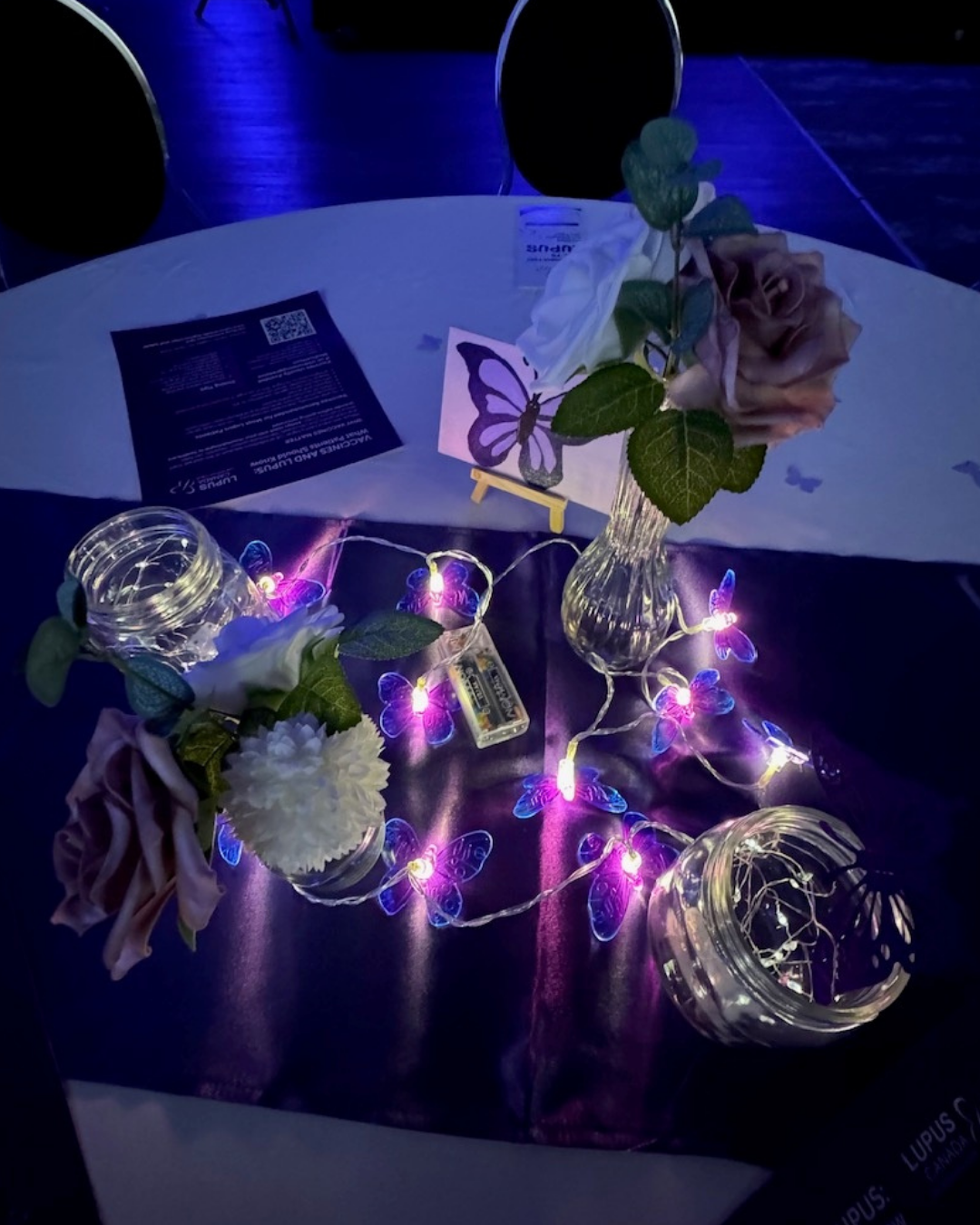 Présentation de table sur le thème des papillons lors de la collecte de fonds de sensibilisation au lupus Brushstrokes for Hope