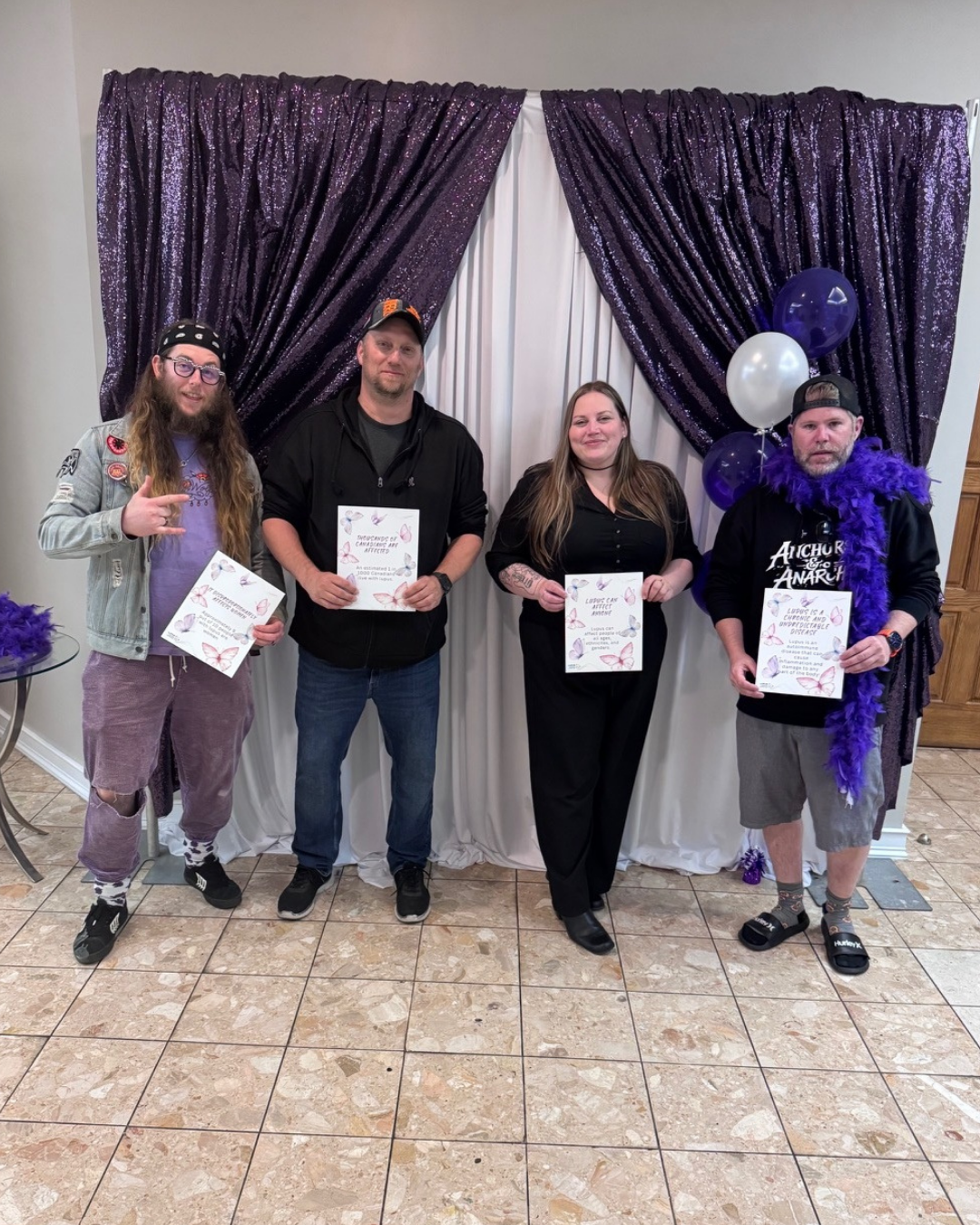 Les participants recevant une reconnaissance lors de la collecte de fonds de sensibilisation au lupus Brushstrokes for Hope