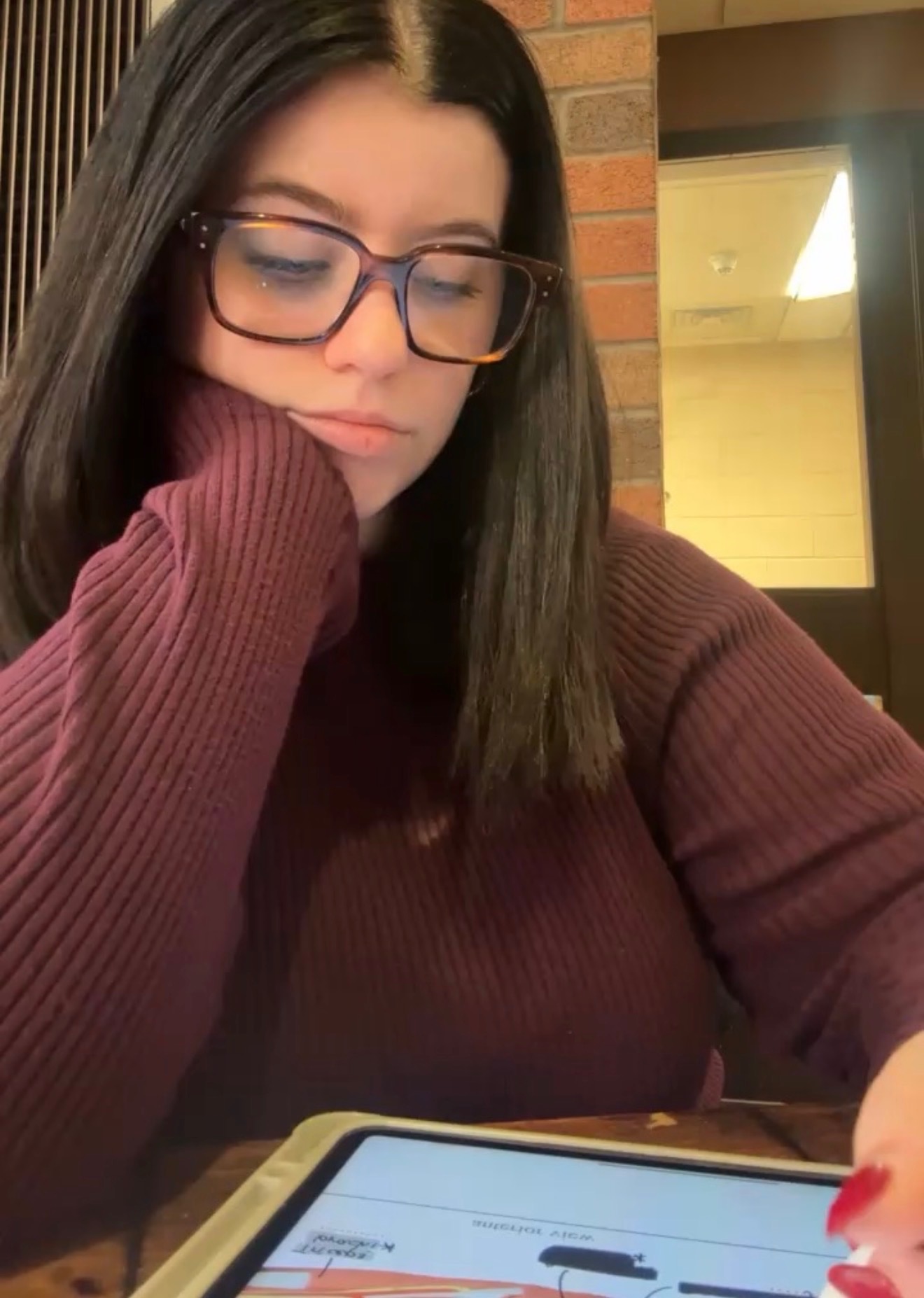 Alex se reposant à la maison pendant une poussée de lupus tout en gérant la fatigue et les symptômes visibles du lupus