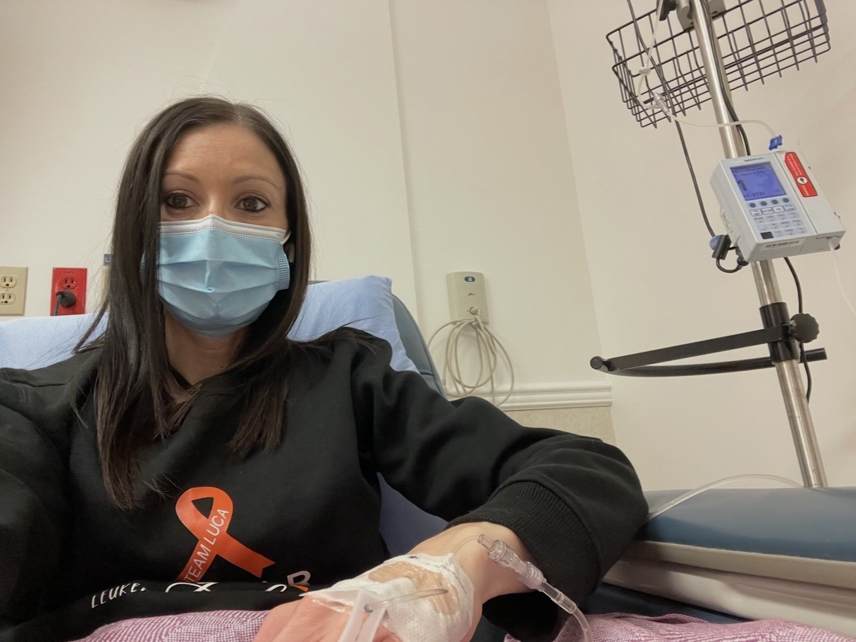 Vivre avec le lupus : L’histoire de Filomena montrant Filomena Eremita recevant un traitement contre le lupus par perfusion intraveineuse.