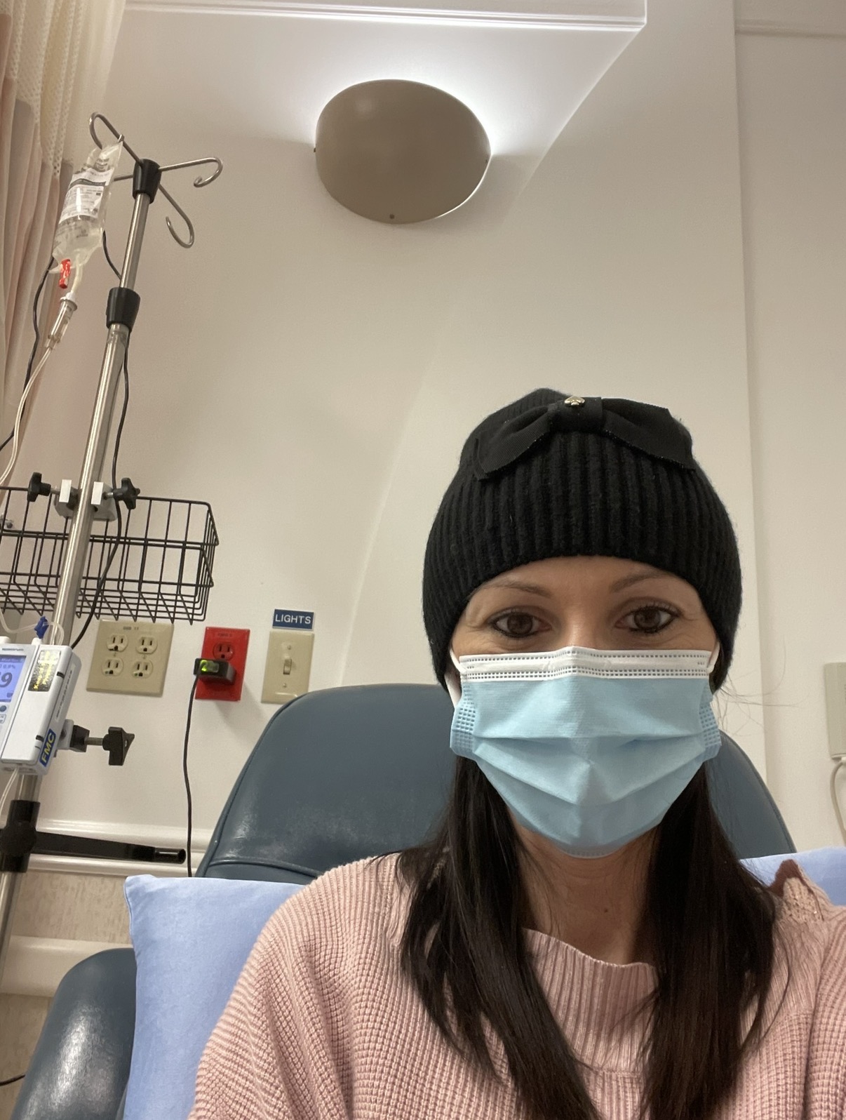 Vivre avec le lupus : L’histoire de Filomena montrant Filomena Eremita recevant un traitement d’infusion intraveineuse pour le lupus.