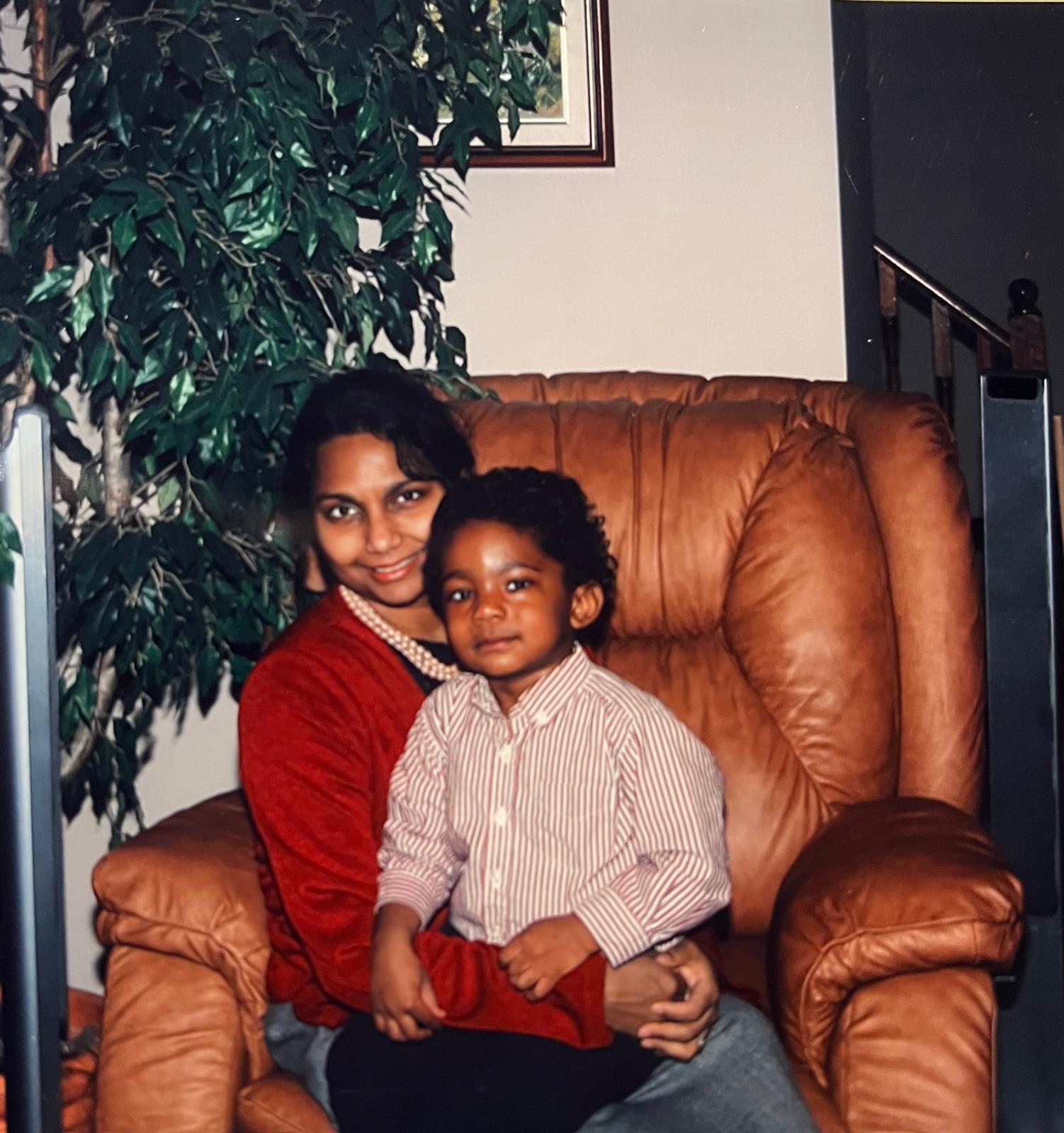 Isaac enfant, assis avec sa mère