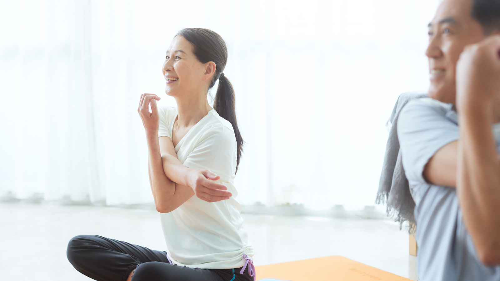 Des personnes faisant des exercices d’étirement doux pour aider à gérer la fatigue du lupus et faire de l’exercice en toute sécurité