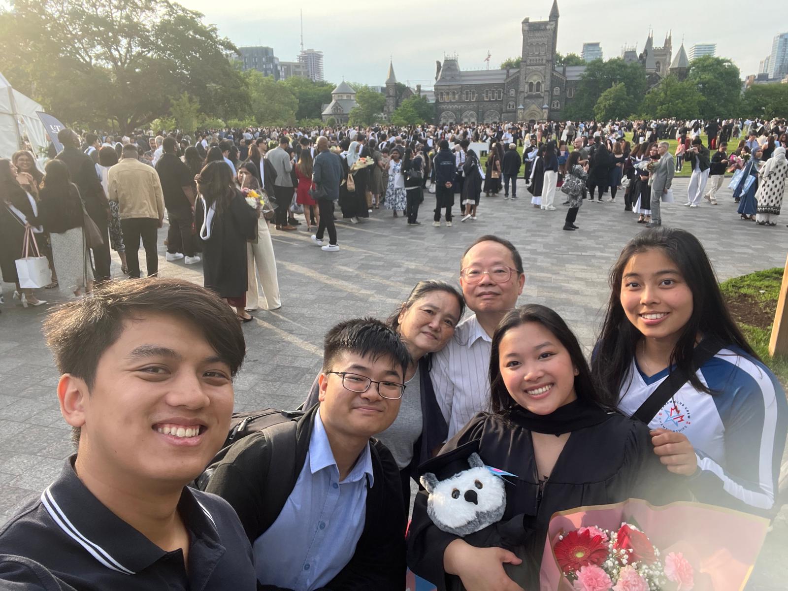 Eunice Tang avec sa famille et ses soutiens lors d’une cérémonie de remise des diplômes en plein air.