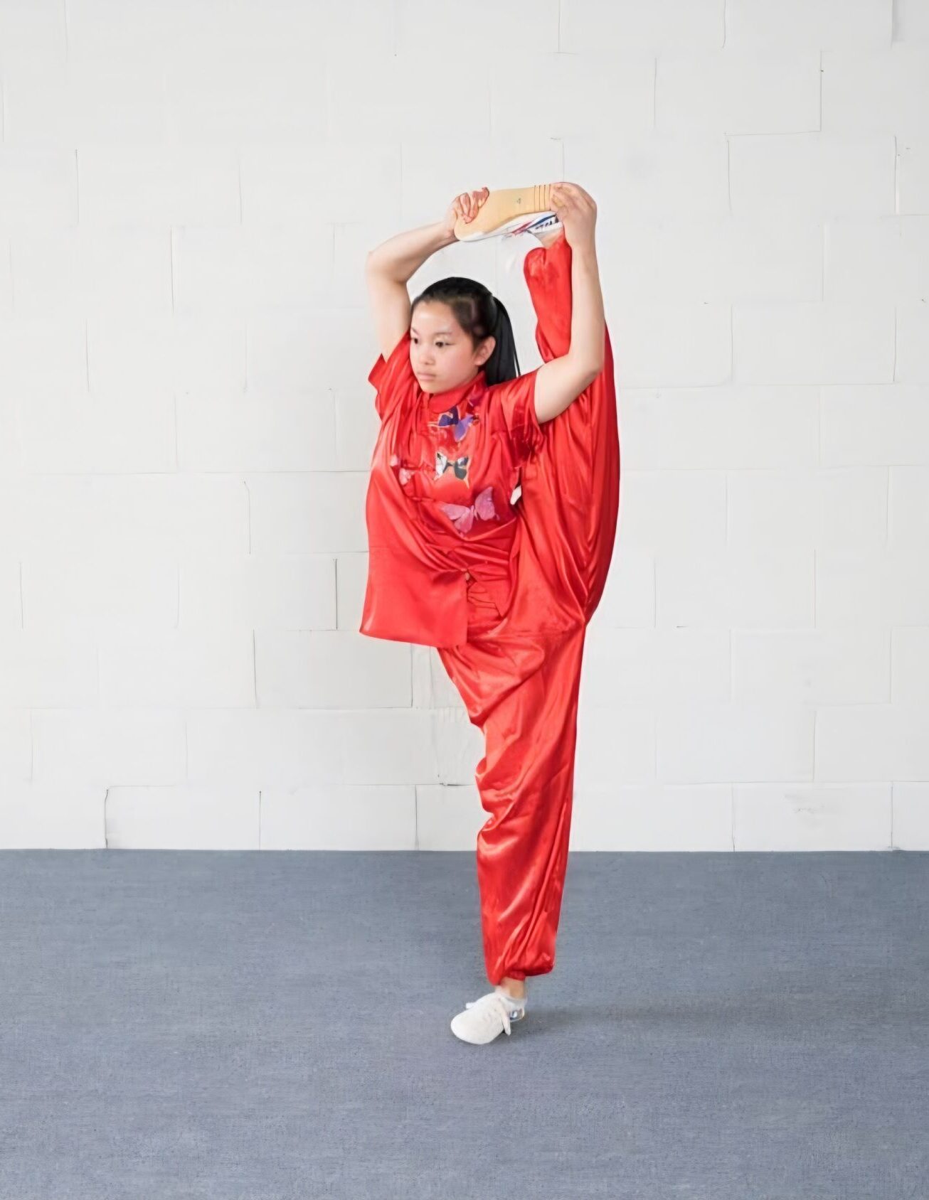 Des costumes de danse du lion chinois rouge et jaune se produisant en plein air devant l’enseigne Barrie en Ontario.